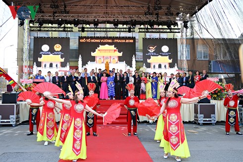 Les Viet Kieu en R tchèque célèbrent la Fête des rois fondateurs Hùng