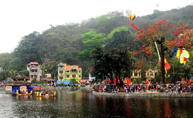 Hanoi la fête de la pagode Thây devient une saison de festivités