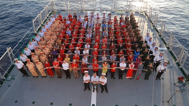 Une délégation de Viêt kiêu en visite à l’archipel de Truong Sa et à la plate-forme DK1