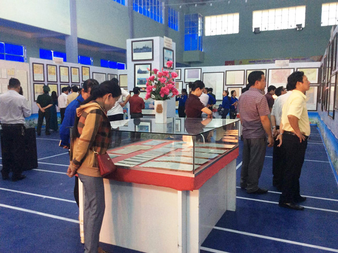 Exposition sur Hoang Sa et Truong Sa dans un district montagneux