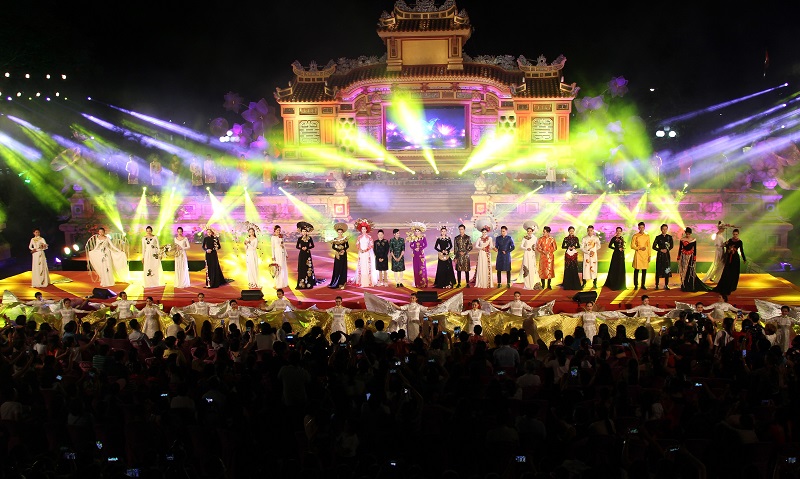 Défilé d’ao dai du Festival de Hue 2018
