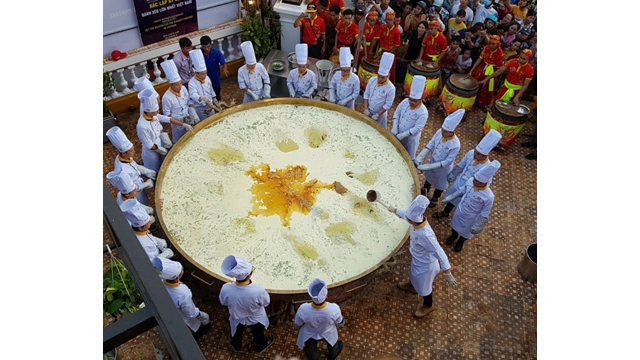 Dà Nang  Le banh xèo le plus grand du Vietnam