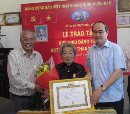 HCM-Ville remise de l Insigne du Parti à plus de 2 500 membres du Parti