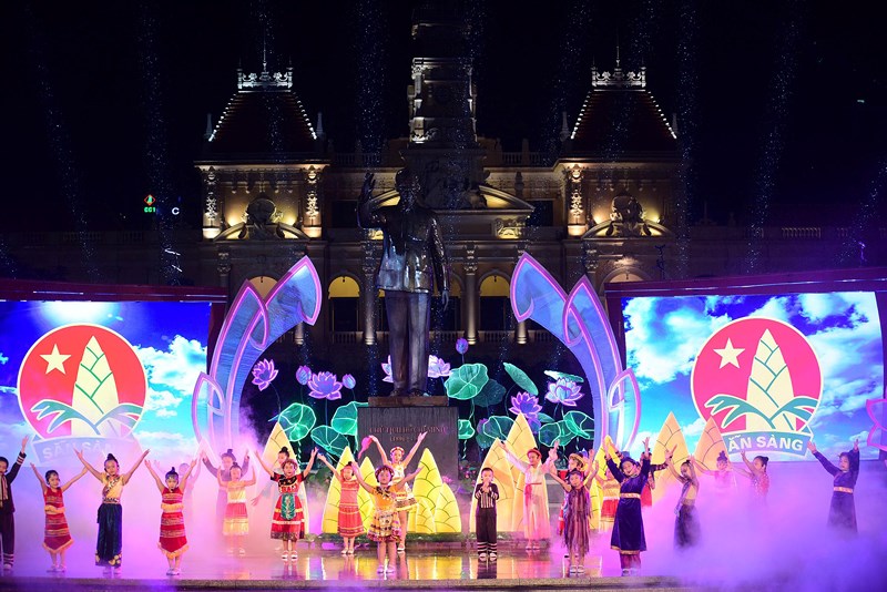 HCM-Ville des chants pour marquer le 128e anniversaire de la naissance de l’Oncle Hô