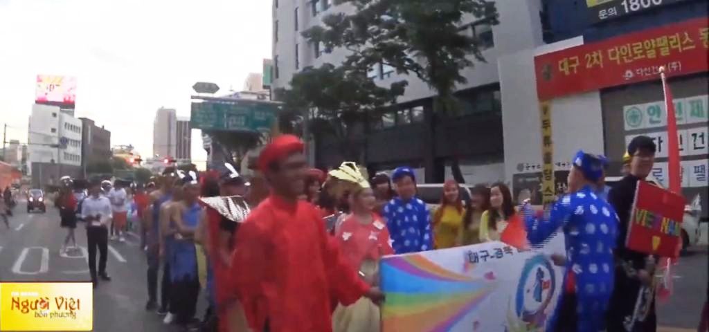 R de Corée des Vietnamiens participent au «Festival des couleurs de Daegu»