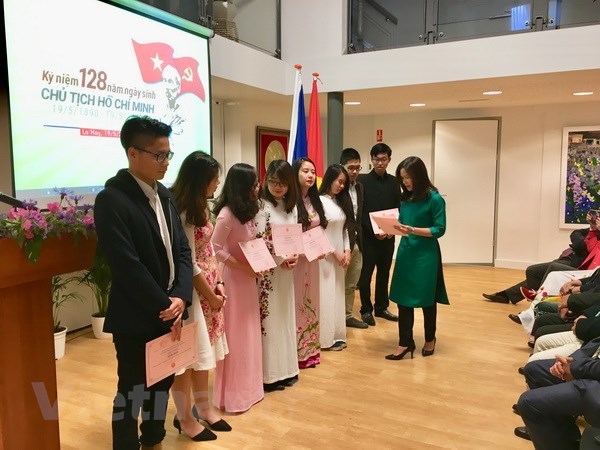 Des activités aux Pays-Bas et au Canada marquent l anniversaire du président Ho Chi Minh