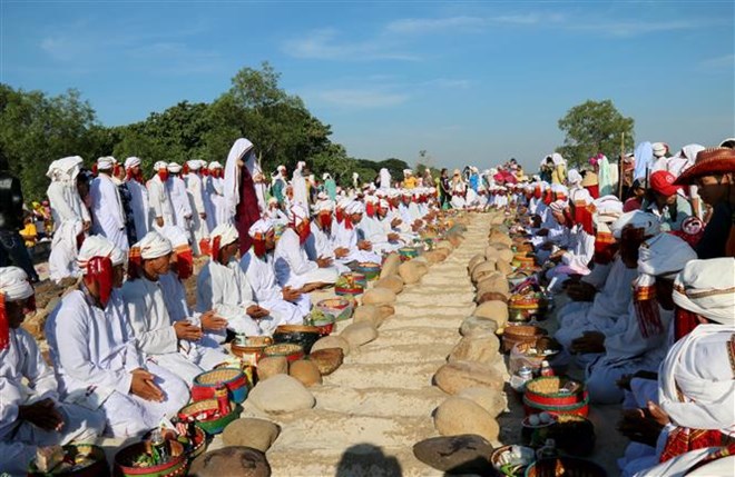 Les Cham Bani de Binh Thuan célèbrent le festival de Ramuwan