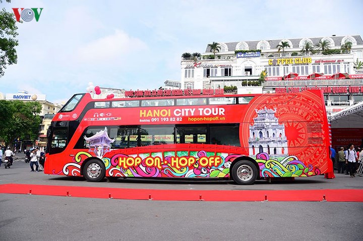 Inauguration du premier bus à impériale sans toit à Hanoï