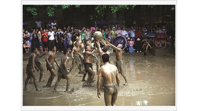 Fête de lutte pour la boule en terrain boueux à Bac Giang
