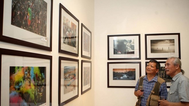 Ouverture d’une exposition de la Société photographique d Amérique à Hanoi