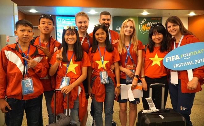Des enfants vietnamiens participent au festival de football de la FIFA à Moscou