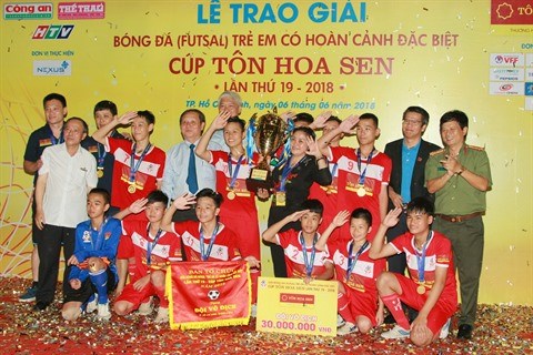 Hanoï champion du Tournoi de football des enfants en situation difficile