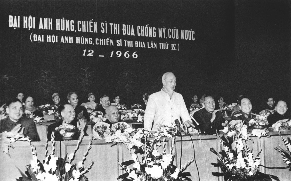 Exposition Le Président Hô Chi Minh avec le mouvement d’émulation patriotique