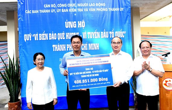 HCM-V plus de 400 millions de dongs au Fonds pour les mers et îles du pays