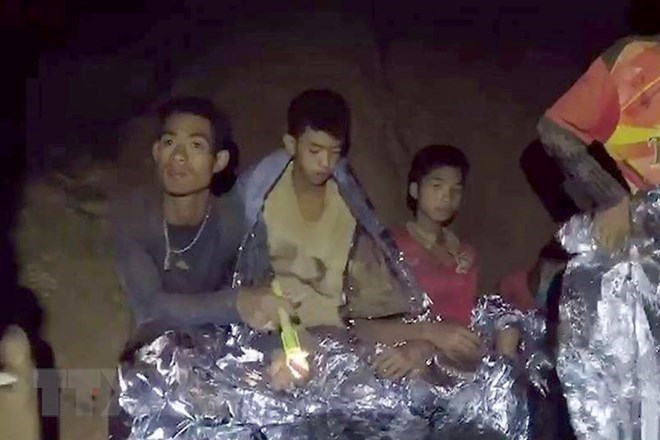 Thaïlande 4 des 12 jeunes prisonniers de la grotte évacués