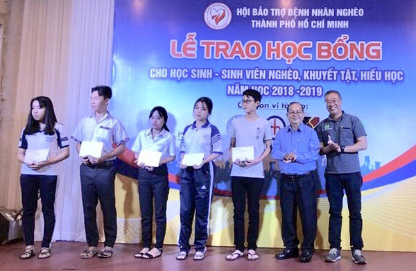 Une association de Ho Chi Minh-Ville offre des bourses à des élèves défavorisés