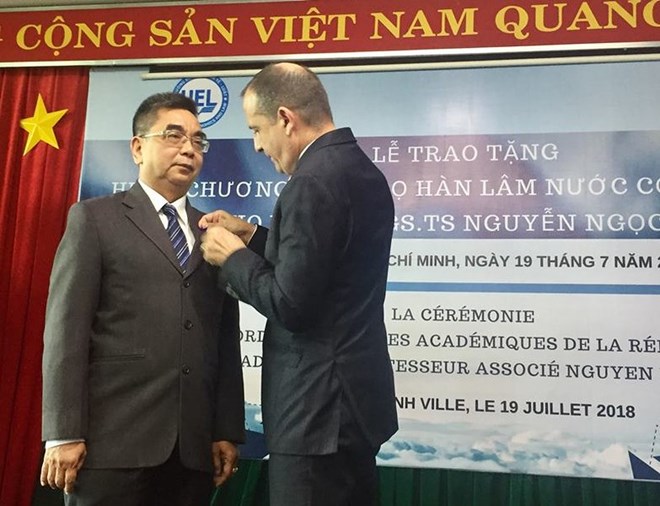 Remise de l’Ordre des palmes académiques à un enseignant de Hô Chi Minh-Ville