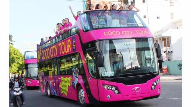Huê lancera des bus à toit ouvert