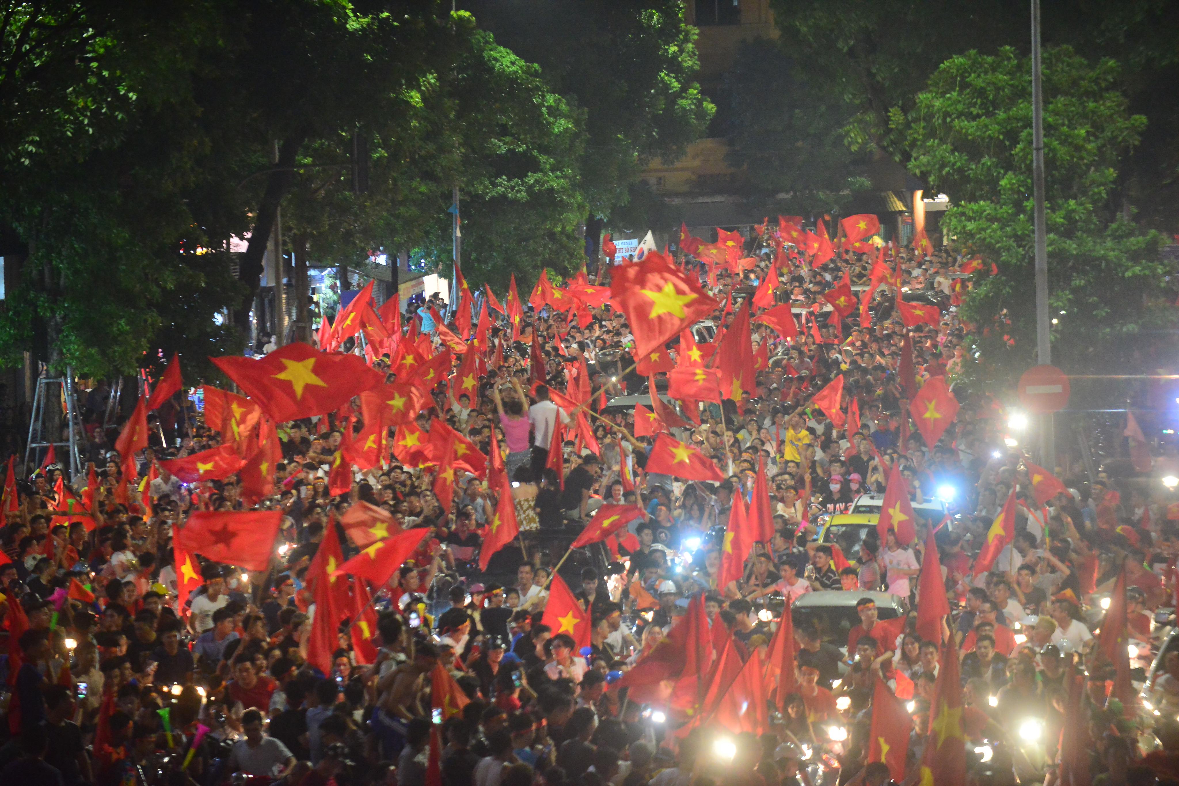 Football  des milliers de supporters de Hanoï célèbrent la victoire de l’équipe olympique du Vietnam
