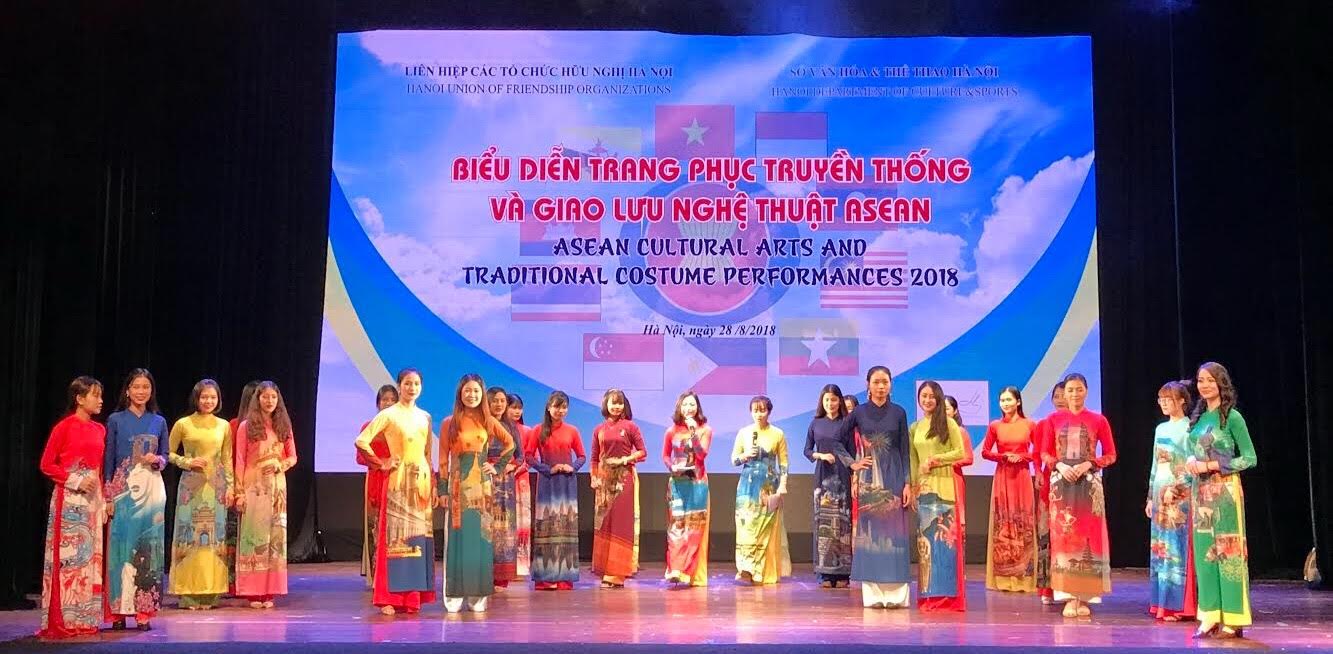 Défilé de costumes traditionnels des pays membres de l’ASEAN