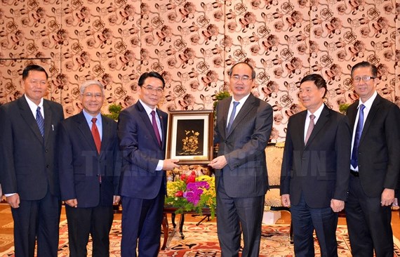 Nguyên Thiên Nhân reçoit une délégation de l Association d amitié Laos-Vietnam