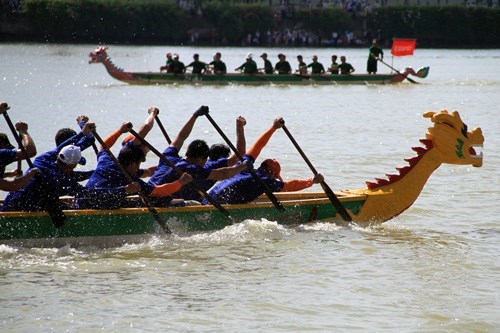 Hanoi organisera une course annuelle de pirogues-dragons