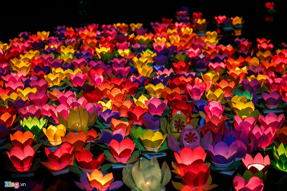 Fête Vu Lan la rivière Saigon brillante de lanternes