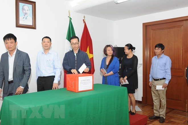Des Vietnamiens au Mexique soutiennent pour les victimes laotiennes lors de l effondrement d un barrage