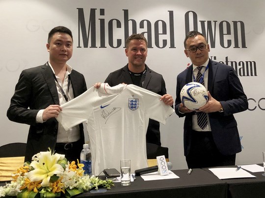 Le footballeur Micheal Owen présente une collection de mode au Vietnam