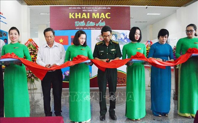 Exposition de photos sur les relations d amitié Vietnam-Laos à Dak Lak