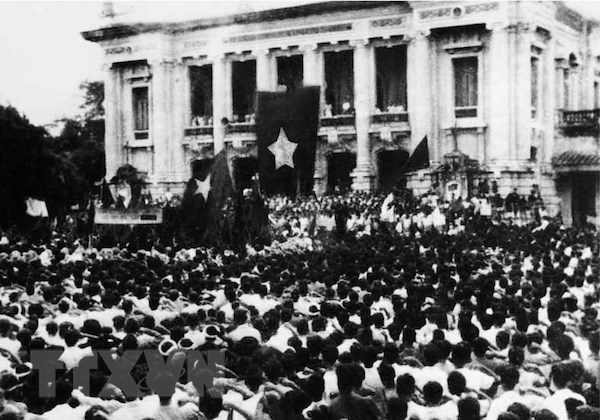 Exposition de documents sur la révolution d’août et la fête nationale