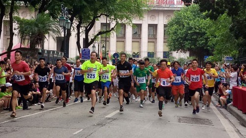 1 500 participants à la 45e course du journal Hanoi Moi
