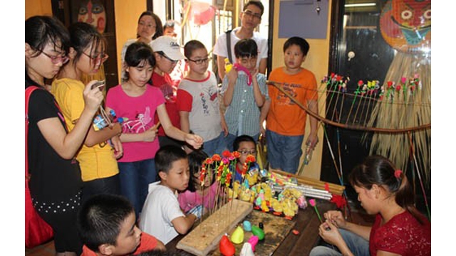 Diverses activités culturelles traditionnelles dans le vieux quartier de Hanoi