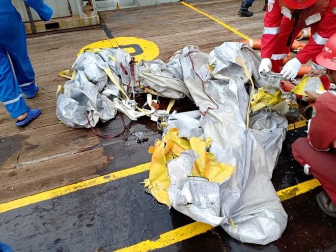 Un BOEING 737 de la compagnie aérienne indonésienne low-cost Lion Air s écrase dans la mer