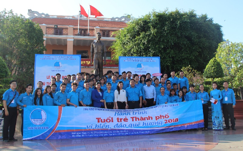 La jeunesse de Hô Chi Minh-Ville vers la mer et les îles du pays natal
