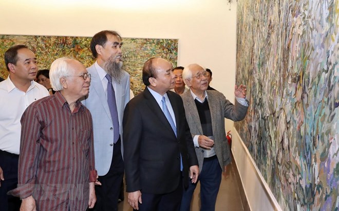 Le PM rend visite au musée des Beaux-arts du Vietnam