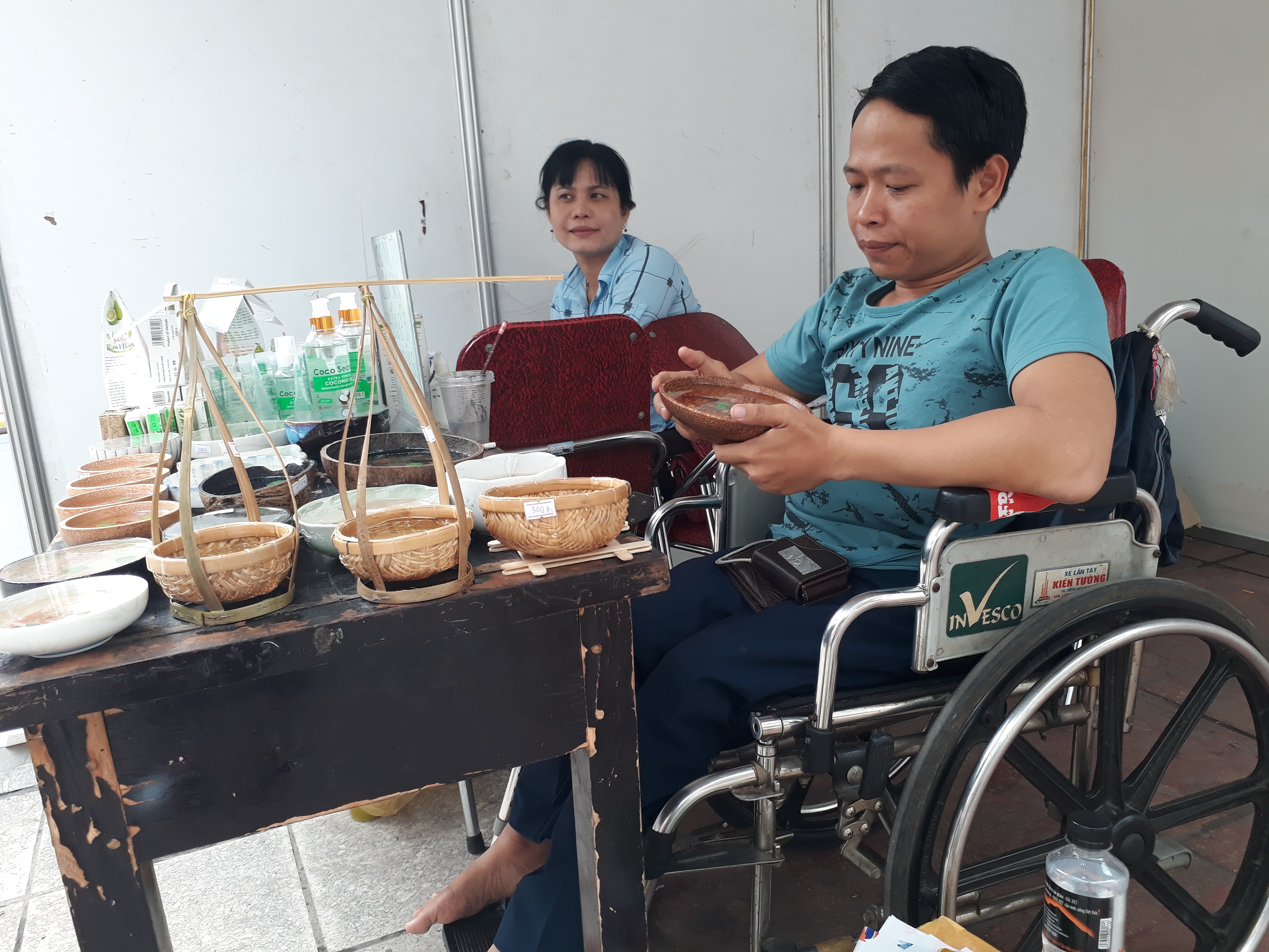 Exposition à Hanoï de produits fabriqués par des invalides de guerre et handicapés