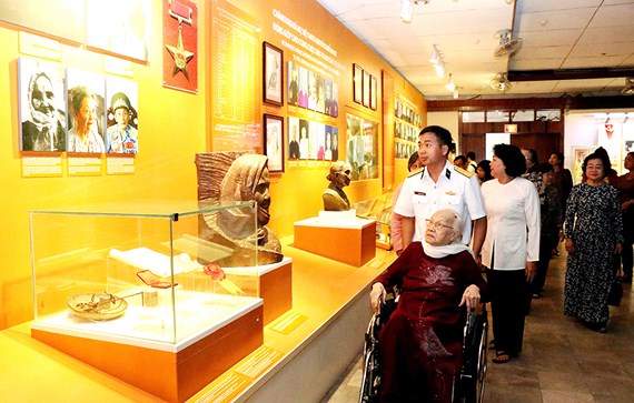Inauguration d une salle d’exposition sur les Mères héroïnes vietnamiennes