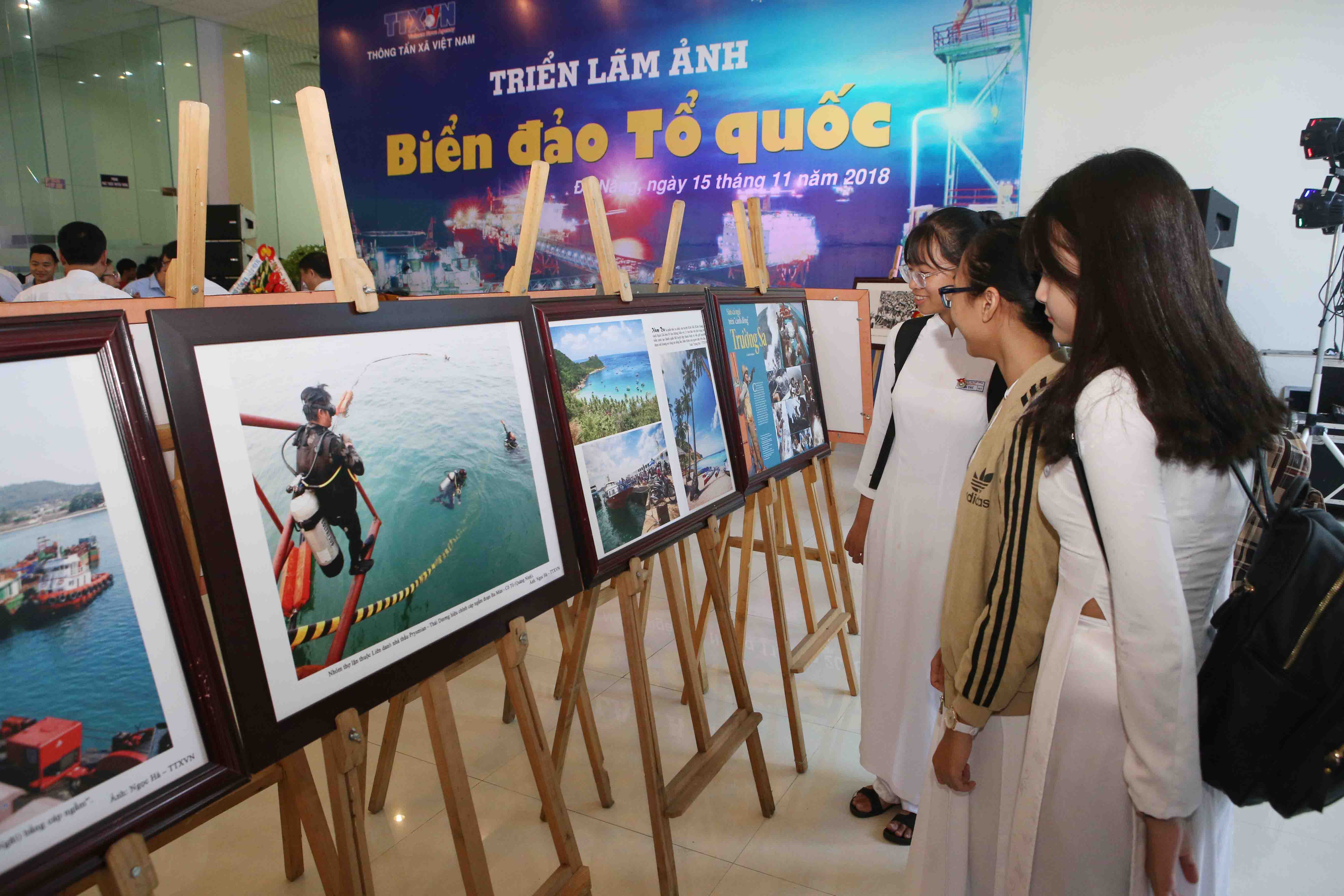 Da Nang  Exposition photographique sur la mer et les îles de la Patrie