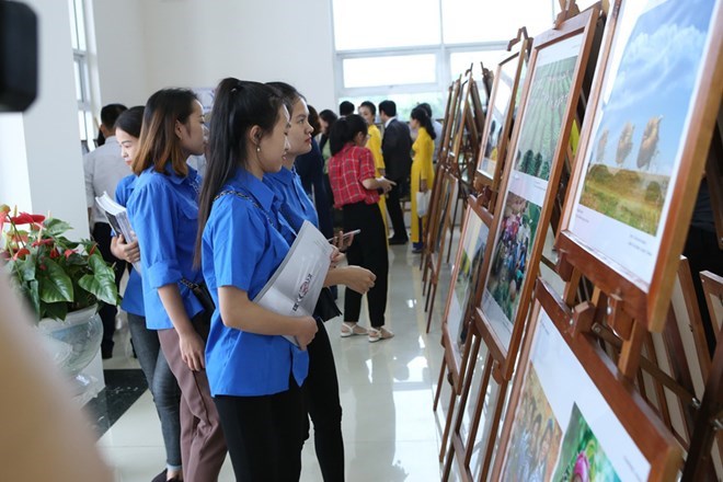 Exposition de photos et de films documentaires à Hoa Binh