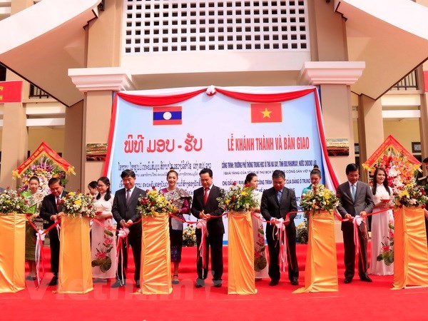 Laos Inauguration d une école construite avec l aide du président vietnamien