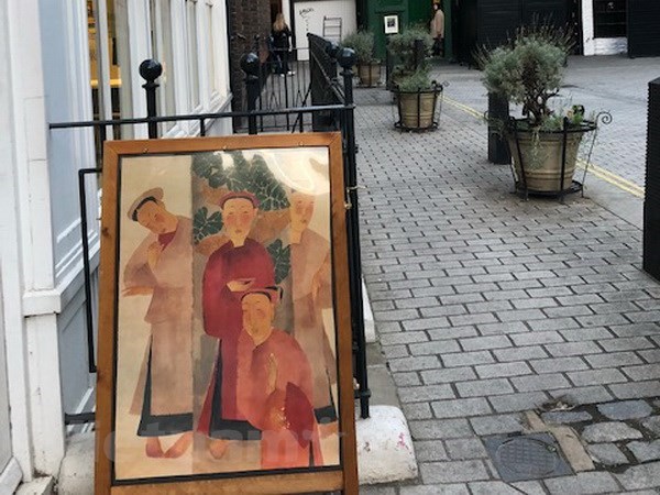 Le public de Londres impressionné par des œuvres de célèbres peintres vietnamiens