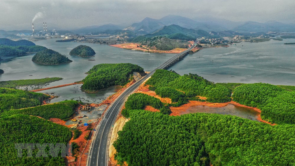 Panorama de l’autoroute Ha Long-Vân Dôn