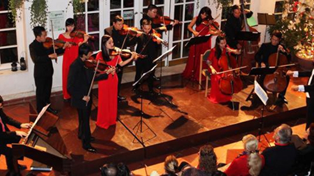 Concert pour célébrer Noël à la cathédrale de Cua Bac