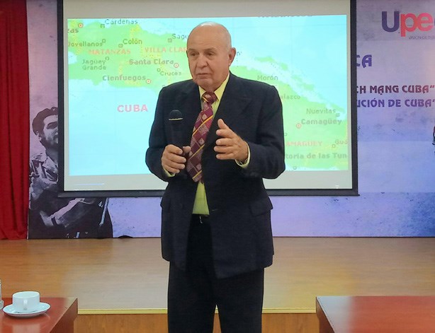 Exposition de photos sur les dirigeants de la révolution cubaine à Hanoi
