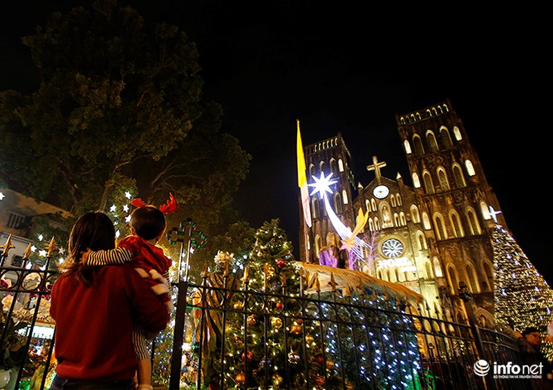 Noël envahit les rues à Hanoï