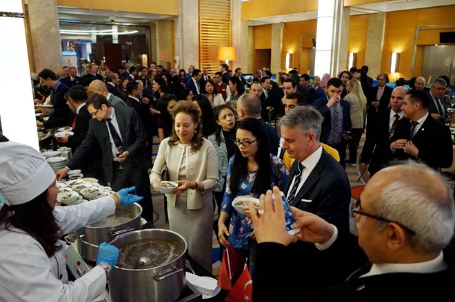 Le peuple turc est impressionné par la nourriture vietnamienne