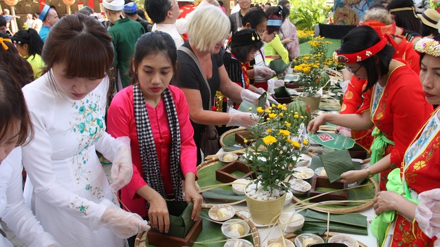 Des touristes étrangers font l’expérience du Têt vietnamien avec le festival du  Banh Chung