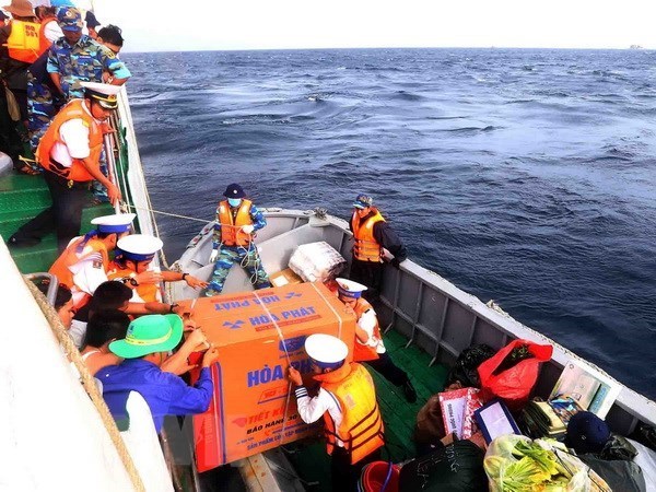 Cadeaux pour les soldats de l archipel de Truong Sa à l occasion du Têt traditionnel