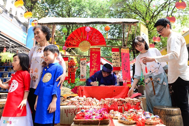 Têt 2019  Plus de 100 000 ouvrages exposés à la rue des livres à HCM-V